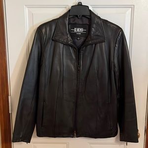 Leather coat black very soft. 2 pockets on front, zipper on both arms.